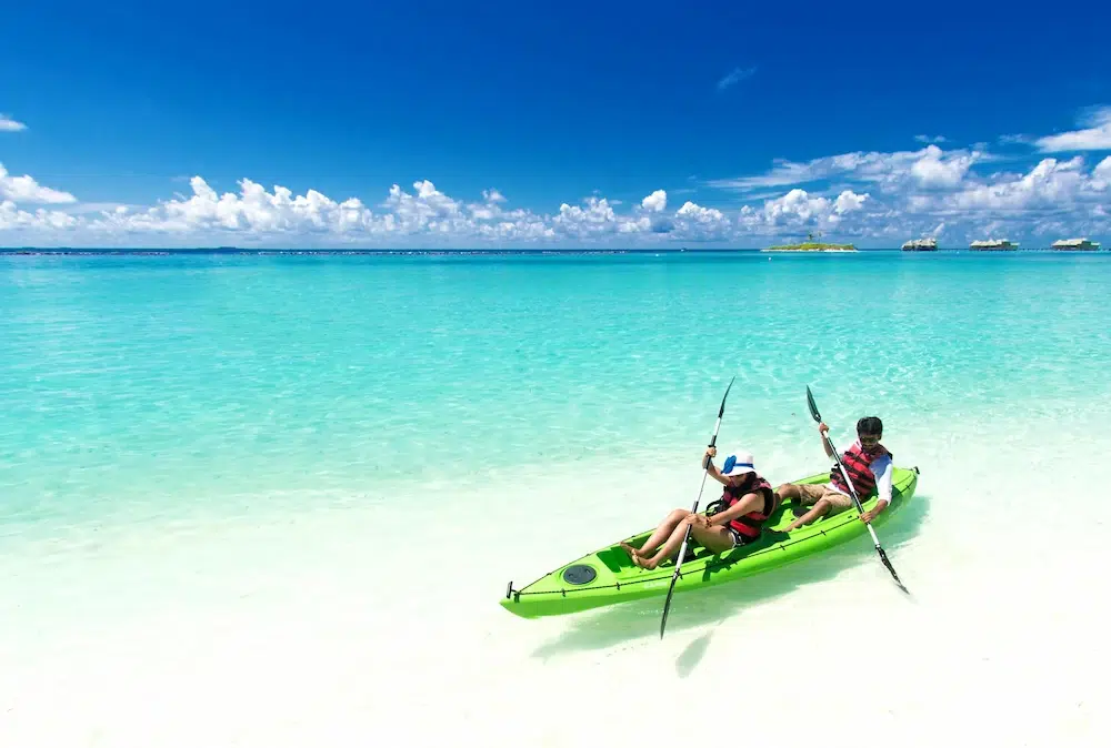 campamento de verano en la playa - kayak - deportes acuaticos -